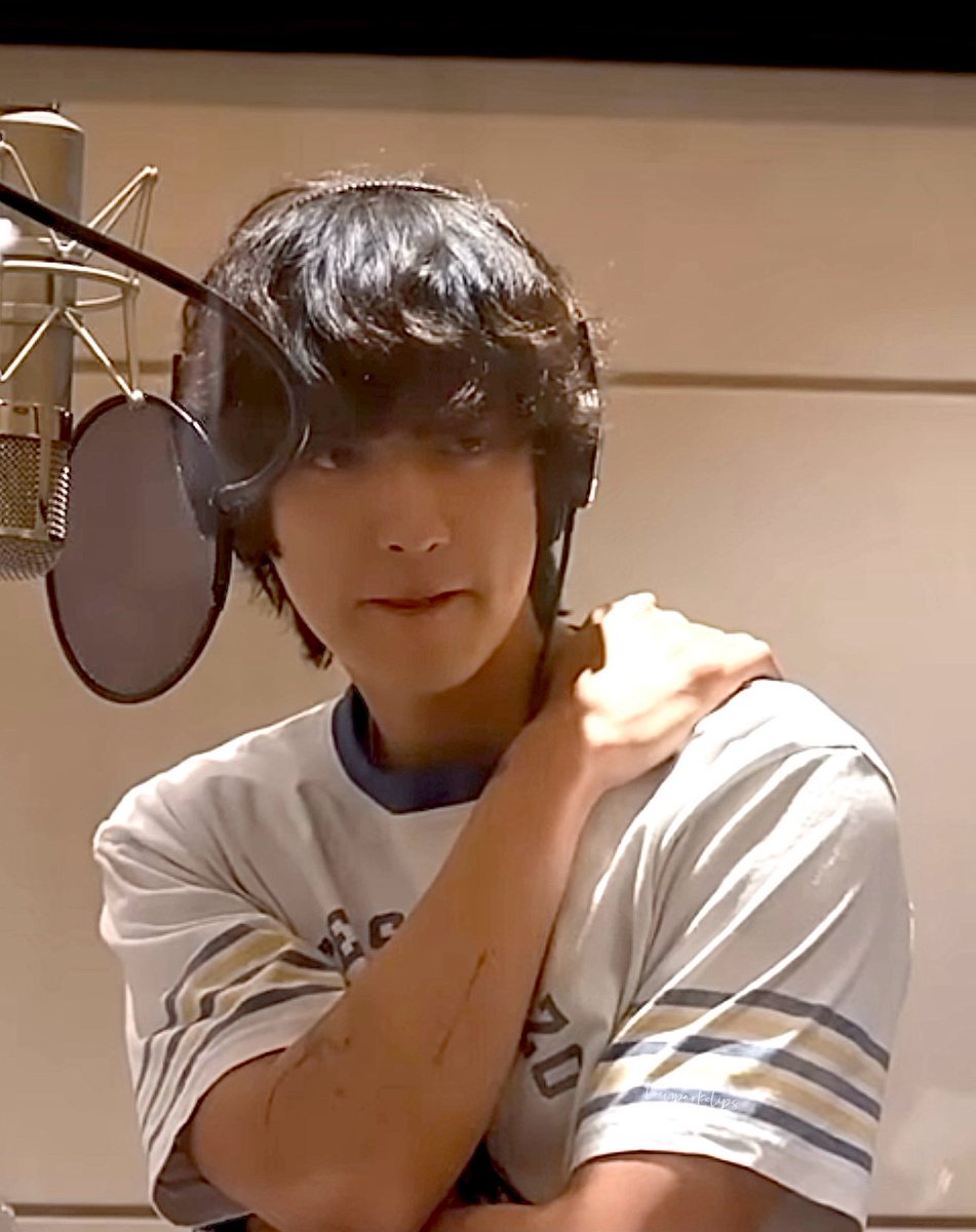 Good morning, sexy people. Let’s all cheer and congratulate ourselves for reaching friday sanely. I sure had a hectic week. I’ll be returning to everyone’s dms later if you guys don’t mind. TGIF.