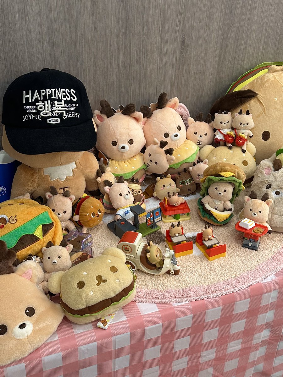 내외부 곳곳에 성찬이 찾는 재미가 있어서 눈도 즐겁고 햄버거 맛집(생방송오늘아침나옴ㄷㄷ)이라 입도 즐거운 곳이었어요 🧡🧡
알바생분들 넘 친절해서 반할 뻔.......... 좋은 시간 선사해주셔 감사합니다 성찬이에게도 이 사랑이 닫길~

#숑데리아1호점
#오늘은_햄부기_913개_먹는날