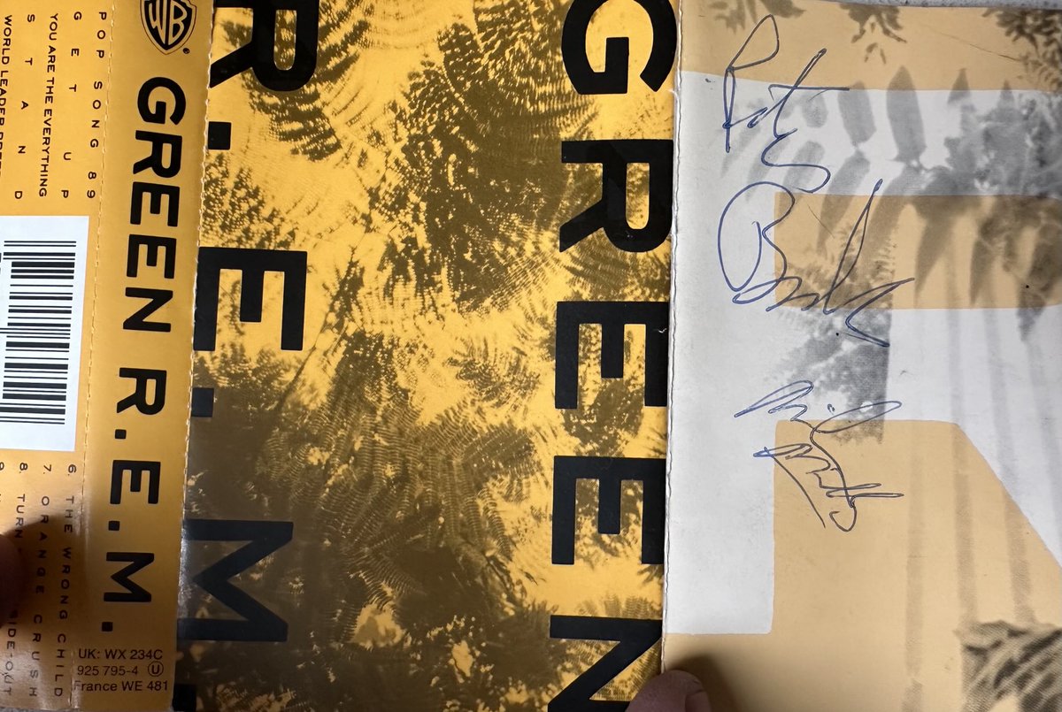 ⁦<a href="/remhq/">R.E.M. HQ</a>⁩ ⁦<a href="/m_millsey/">Sweet Daddy Cool✌️🇺🇦 🐕🇨🇦</a>⁩ Found, at long last! My treasured Green cassette autographed by Peter and Mike, after a chance encounter with the band at Dublin airport the morning after their June 1989 Green World Tour gig at RDS Simmonscourt.