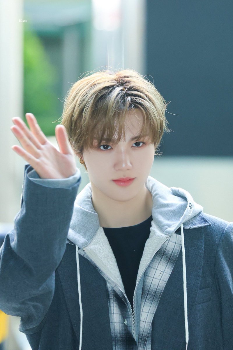 is it only me or doyoung lowkey looks like haechan here???