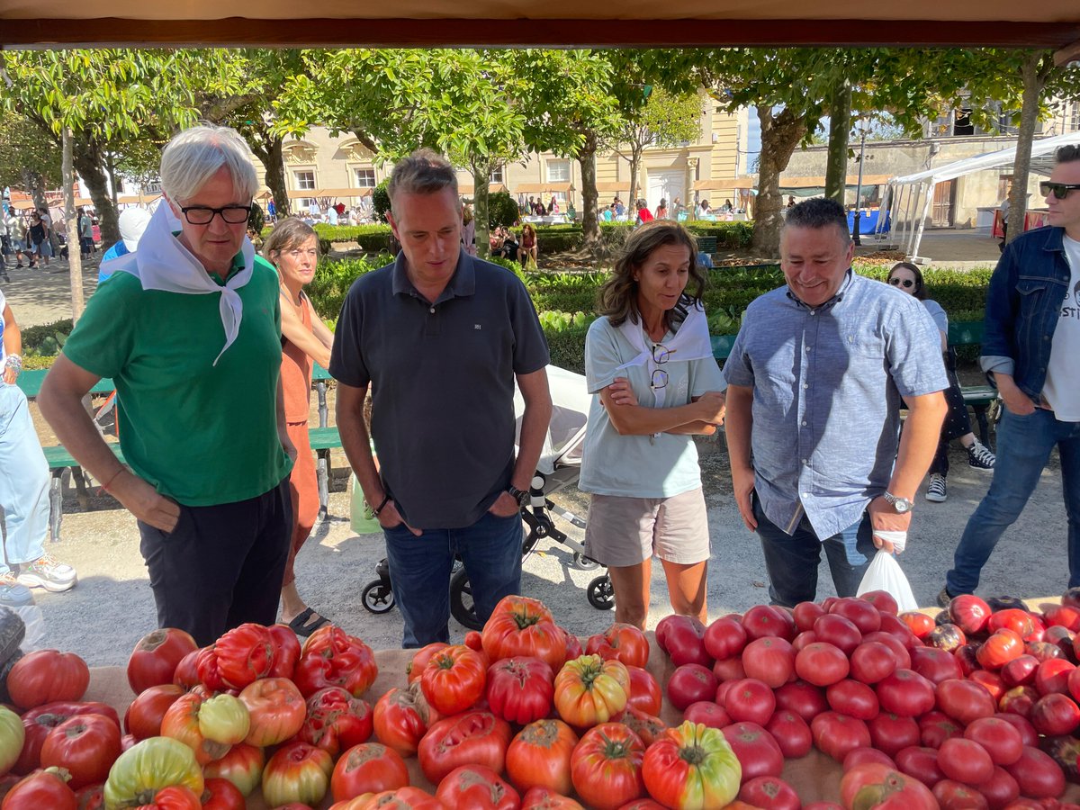🌾 El consejero de <a href="/MRuralAsturias/">Consejería Medio Rural y Política Agraria</a> y el DG de Reto Demográfico han estado esta mañana en Castropol, localidad que acoge este año El Pueblo, la primera edición de un festival que pone en valor las singularidades de los municipios rurales y el orgullo de pertenencia al medio rural.
