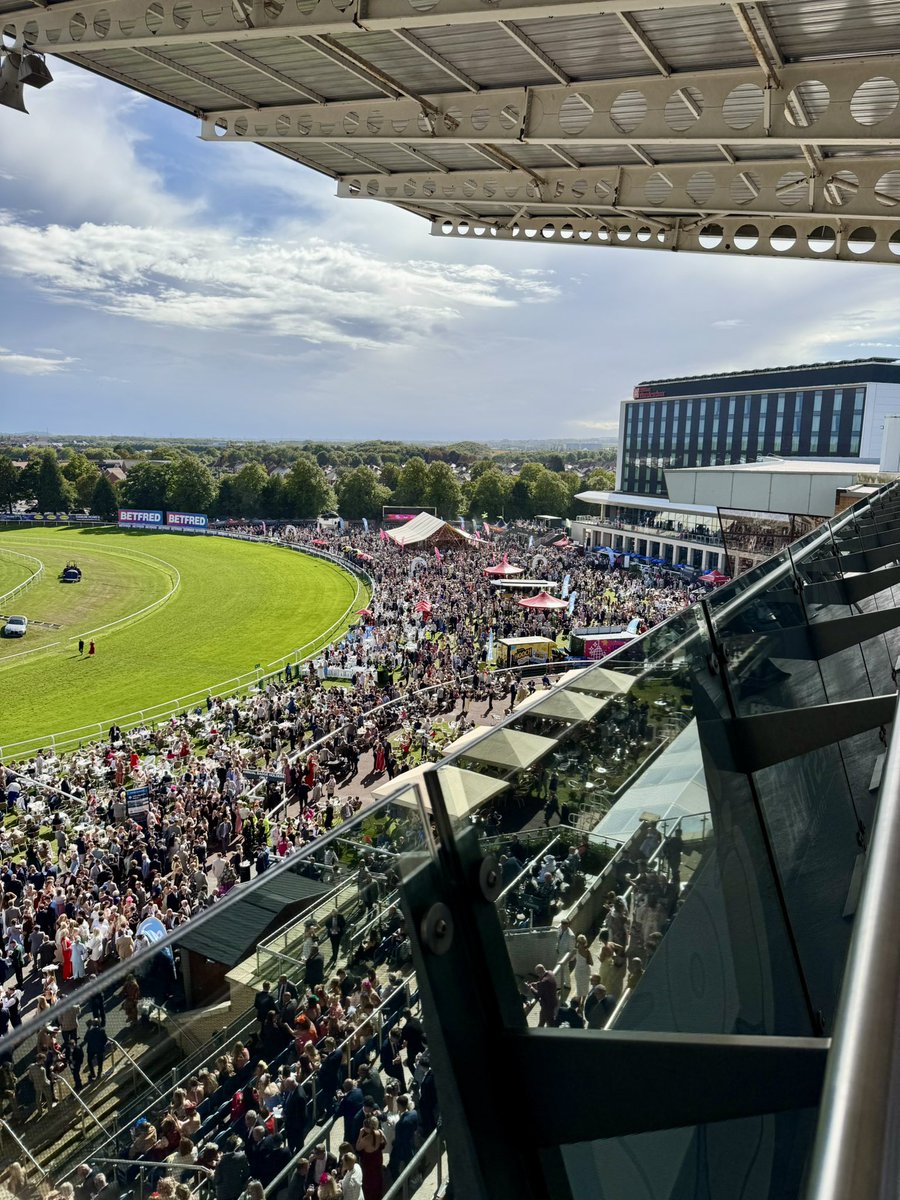 I wish that I could have bottled the brilliant atmosphere <a href="/DoncasterRaces/">Doncaster Racecourse</a> on Saturday for the <a href="/Betfred/">Betfred</a> St Leger festival as it was absolutely fantastic to see 27,000 people enjoying the racing🤩