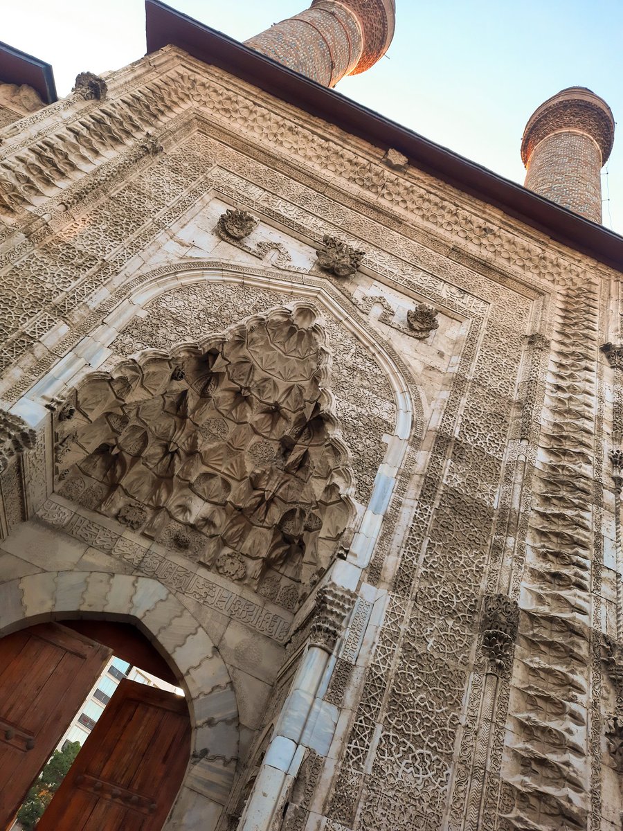 "O ne insan rûhunu göklere çıkaran âbideler. O ne hâl..."