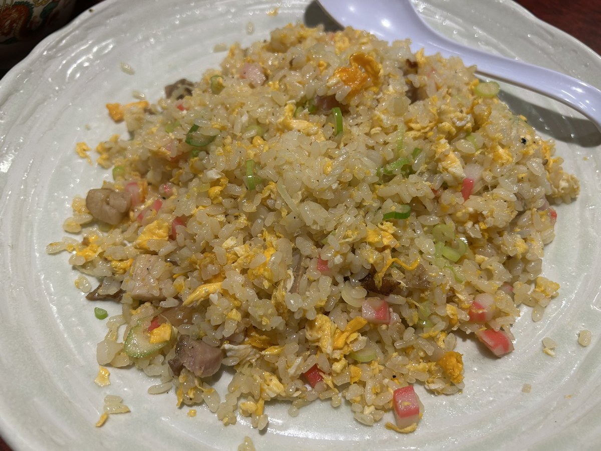 らぁめん みそ神🗽
・坦々味噌らぁめん唐揚げセット
・炒飯
連休中日のみそ神ナメてました😱
大盛況で常に待機列が発生して厨房もホールもフル回転♻️
久々の坦々。スープがめちゃウマなので肉味噌を溶かすタイミングが悩ましい🍜
偶然隣りにさぼてんさん🌵
突然お声掛けすいませんでした🙇🏻