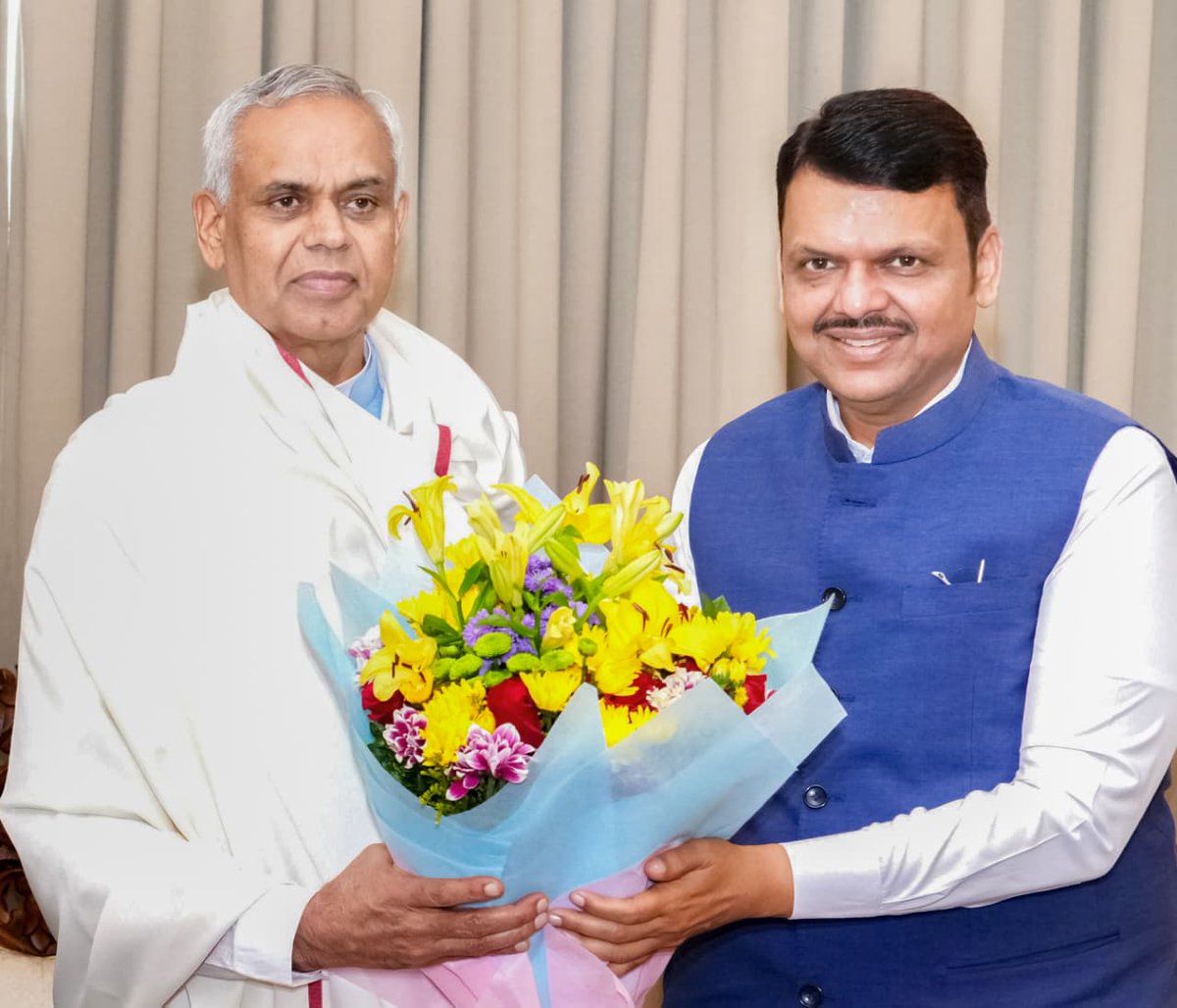 महाराष्ट्र राज्याचे नवे राज्यपाल म्हणून आदरणीय <a href="/ADevvrat/">Acharya Devvrat</a> जी यांची नियुक्ती होऊन ते पत्नी सौ. दर्शना देवी यांच्यासह मुंबई राजभवन येथे दाखल झाले असता महाराष्ट्राचे मुख्यमंत्री आदरणीय <a href="/Dev_Fadnavis/">Devendra Fadnavis</a> जी यांनी त्यांचे सस्नेह स्वागत केले. 

प्रख्यात शिक्षणतज्ज्ञ, पर्यावरणप्रेमी व