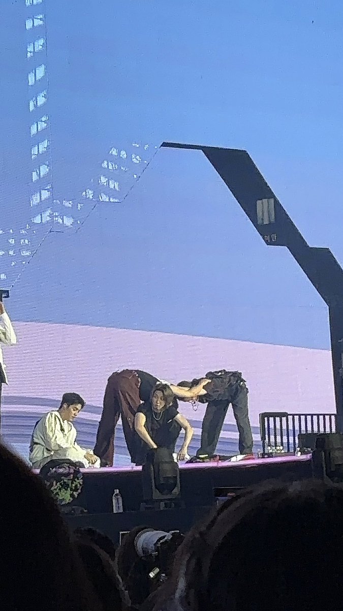 minghaocheoI_'s tweet image. joshua and vernon stretching behind cheolhao 😭😭😭😭 CUTIES SHJSJS