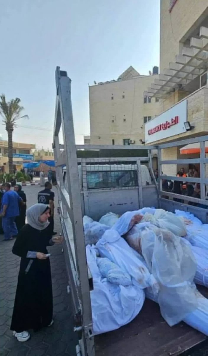 تلقي النظرة الاخيرة ع ابنها💔