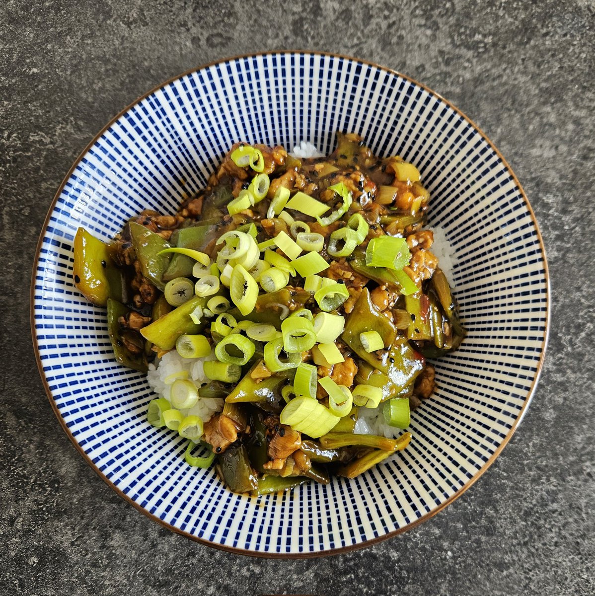Sonnenblitz2's tweet photo. Heute musste ich Reste verwerten . Es gab ein grüne Bohnen Stir-Fry mit Tofu für mich . 

#fusionkitchen #veganfood #foodpgotography #foodblogger #twittersupperclub https://t.co/8ShN2cL7Dy