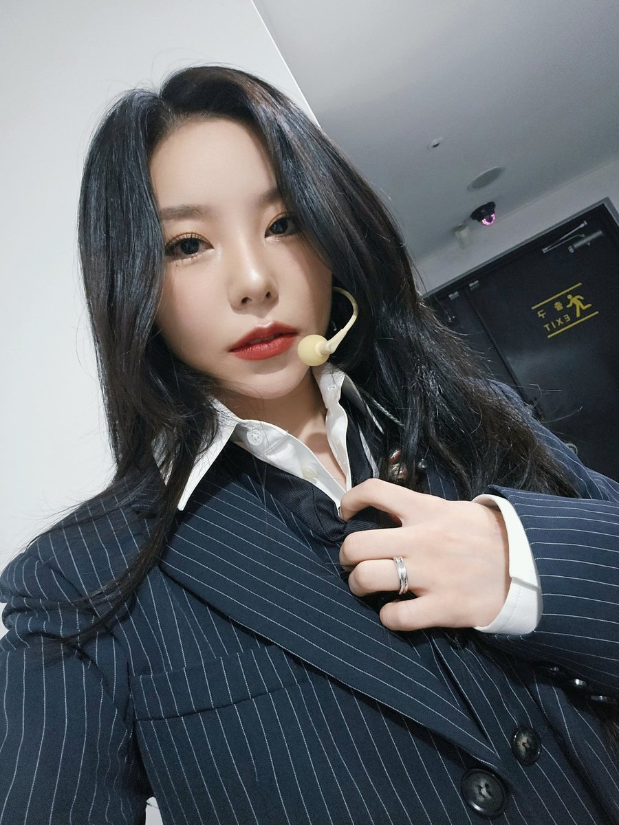 [#WheeIn]
2025 Whee In FAN-CON TOUR
[OWHEECE] in SEOUL 🦋

오늘은
휘뚤어지게
스아~!!

#휘인 #OWHEECE