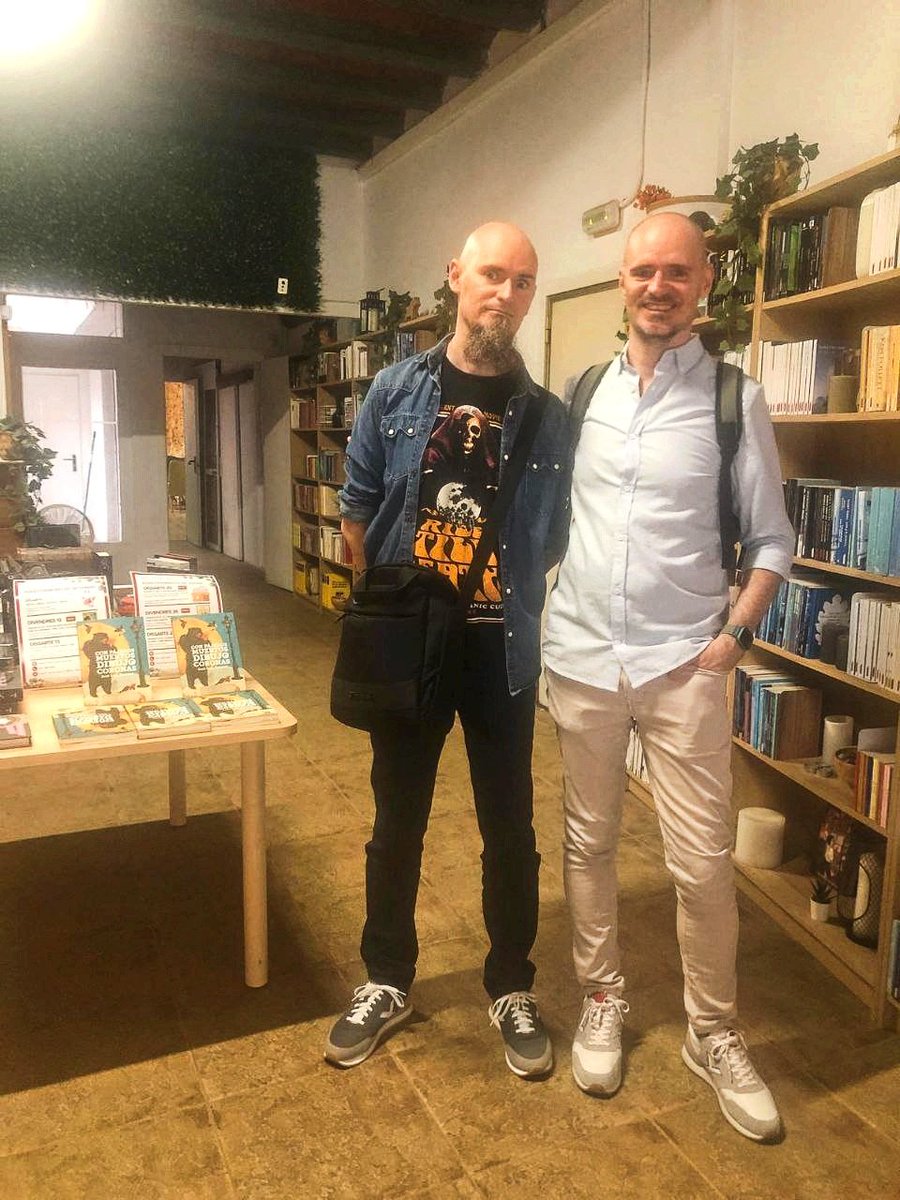 IjonTichy_'s tweet image. Comparto fotos de la presentación barcelonesa de «Con pájaros muertos dibujo coronas». Además, nos han dado permiso para subir al canal de YouTube el vídeo íntegro, que ya podéis disfrutar aquí:
youtu.be/9iuK8mclo5U?si…