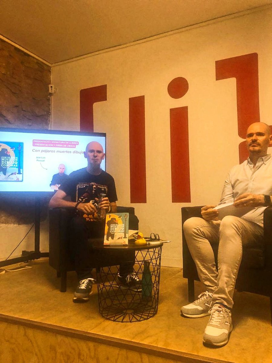 IjonTichy_'s tweet image. Comparto fotos de la presentación barcelonesa de «Con pájaros muertos dibujo coronas». Además, nos han dado permiso para subir al canal de YouTube el vídeo íntegro, que ya podéis disfrutar aquí:
youtu.be/9iuK8mclo5U?si…