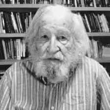 95 سال کی عمر میں،  عالمی شہرت یافتہ ماہرِ لسانیات، فلسفی، اور سیاسی مفکر نوم چومسکی اب اس طرح بول یا لکھ نہیں سکتے جیسے وہ پہلے کرتے تھے۔ عمر اور بیماری نے اس کی آواز کو خاموش کر دیا ہے۔
لیکن کئی دہائیوں تک، چومسکی کے الفاظ کبھی خاموش نہ ہوئے۔ اس نے زندگی بھر طاقتوروں کو چیلنج