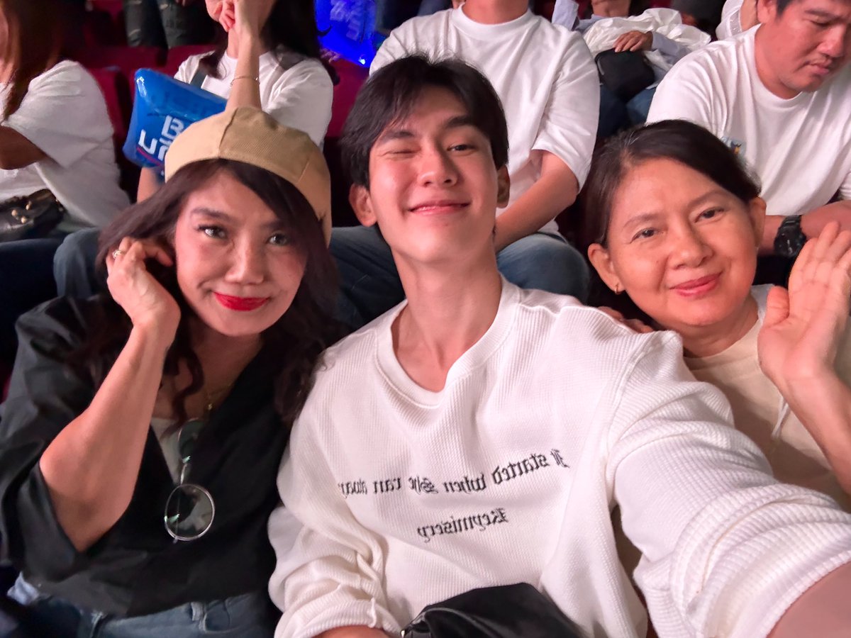 kasibook's tweet image. วันนี้ขอควงสาวสวย2คน มาดูคอนเสริตเลยละกันนะค้าบบ 😍😍