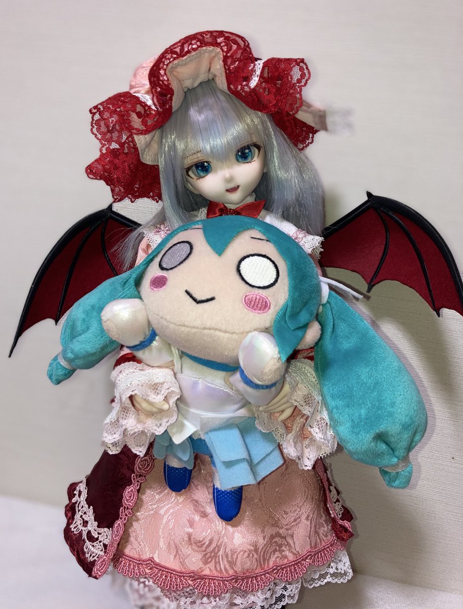ミクちゃんの寝そべりぬいぐるみをゲットした楓お嬢様
嬉しそう…🤭