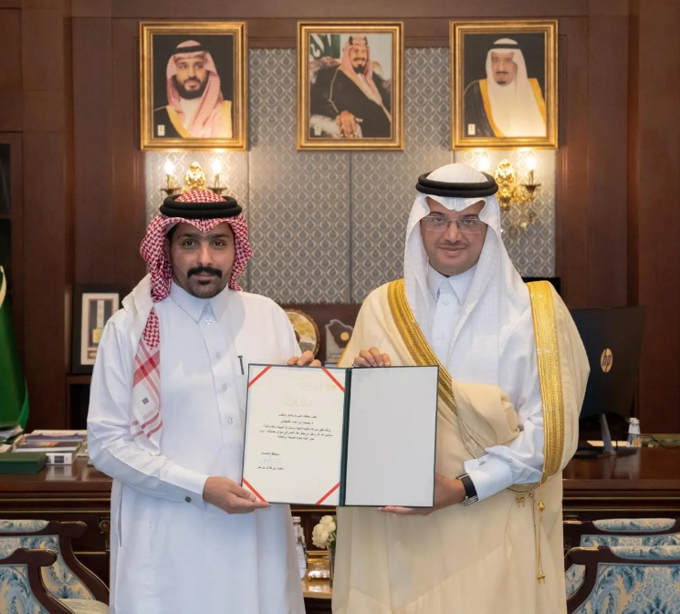 alekhbariyaNews's tweet photo. محافظ الأحساء يكرّم المواطن "عويضه بن محمد القحطاني" لتبرعه بإحدى كليتيه لأخيه 

#الإخبارية https://t.co/yQHb8gwCNQ