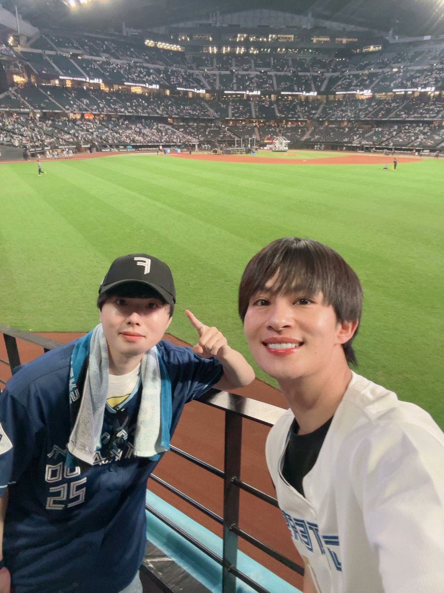 ohmi_takuto's tweet image. 先日、念願のエスコンフィールド北海道に行って来ましたーっ👏⚾️✨
野球を観に北海道まで行っちゃったよ。
お相手はもちろん大樹。

いやぁ、世界一の球場でした🏟️

2日連続で行けて、最高の試合も観れて大満足！！
楽し過ぎたので来年も必ず行きます✈️
#lovefighiters 
#北海道日本ハムファイターズ