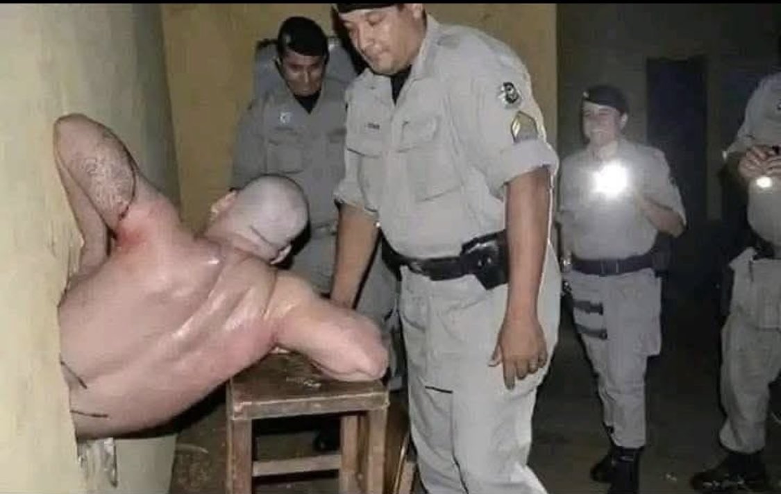 در برزیل یک زندانی پس از پنج سال کار سخت و تلاش توانست تونلی حفر کند تا از زندان فرار کند؛ اما در روز آخر، هنگام فرار، خبر نداشت که تونل او درست به دفتر پولیس منتهی شده است. 😬