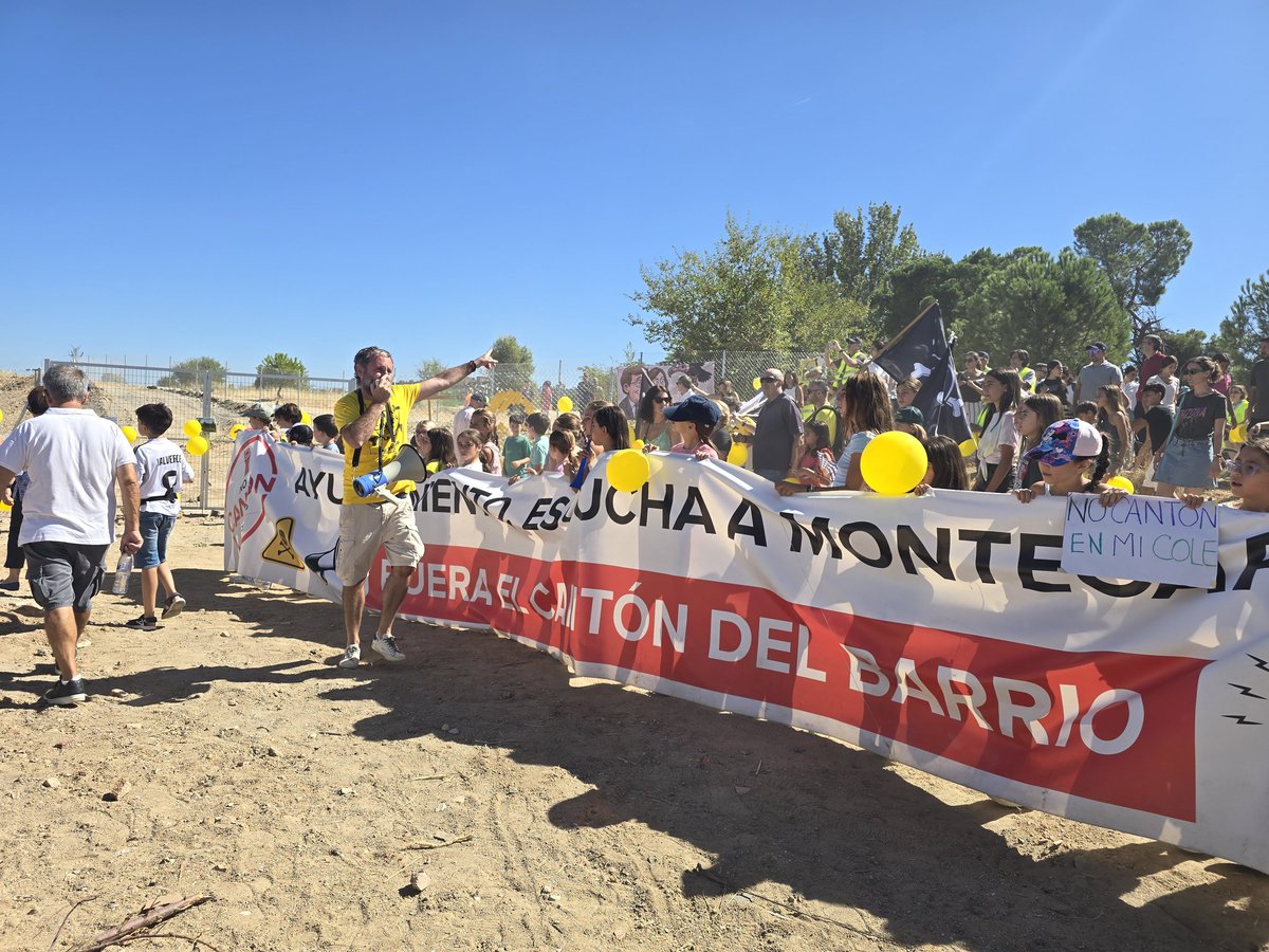 Aplausos y aplausos en contra del #megacantón de #montecarmelo. No lo vamos a permitir. Y abrimos vía judicial... nuestra reivindicación vecinal es más visible que nunca, con además <a href="/lavuelta/">La Vuelta</a>. Y @AlmeidaPP_y <a href="/bcarabante/">Borja Carabante</a> nos tendrán que escuchar...