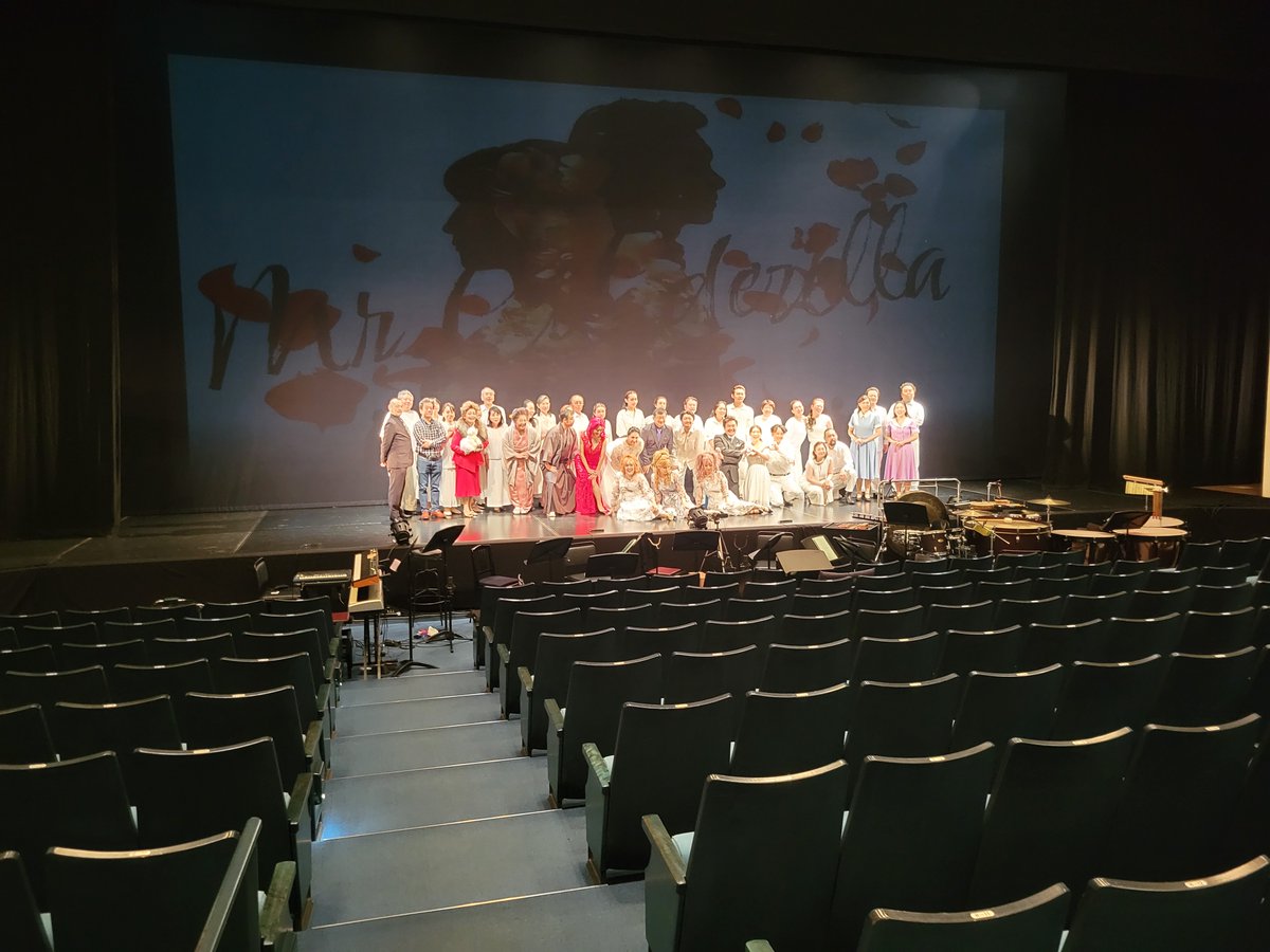Humming_hall's tweet photo. 本日、ミスター・シンデレラ、初日公演を無事に終えることが出来ました！ご来場いただきました皆様、誠にありがとうございました。
明日は楽日公演です。明日はいったいどんなステージになるのでしょうか…乞うご期待です。連日のおかわりも是非！！どうぞお見逃しなく！TEL:042-590-4414 https://t.co/OD9XxH3y7Q