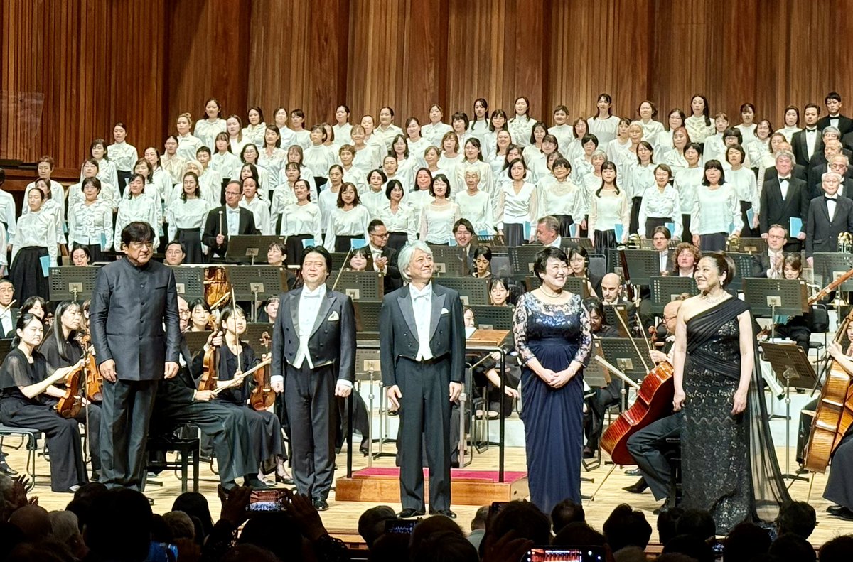 Mo.#佐渡裕 指揮 #兵庫芸術文化センター管弦楽団 第162回定期最終日終演。

二期会アーティストによるソリスト陣はブルックナー｢テ•デウム」を、三日目の本日はより完成度の高い音楽を目指し、そして到達し、終演後は笑顔で記念撮影に臨みました😄

#並河寿美
#清水華澄
#小原啓楼
#青山貴