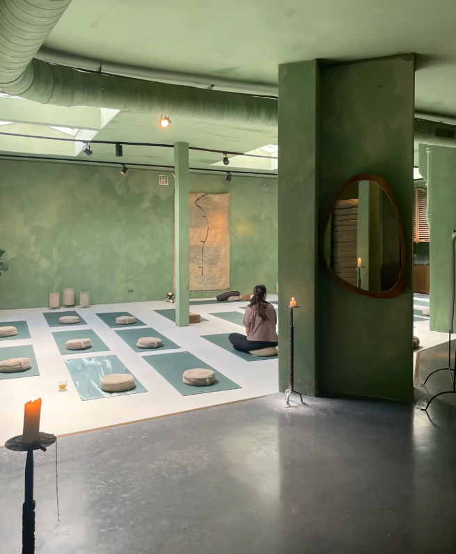 I took a Grounding Yoga class at The White Door Studio today. I absolutely loved it. It's a really relaxing class, perfect for a weekend reset for working professionals.🥰