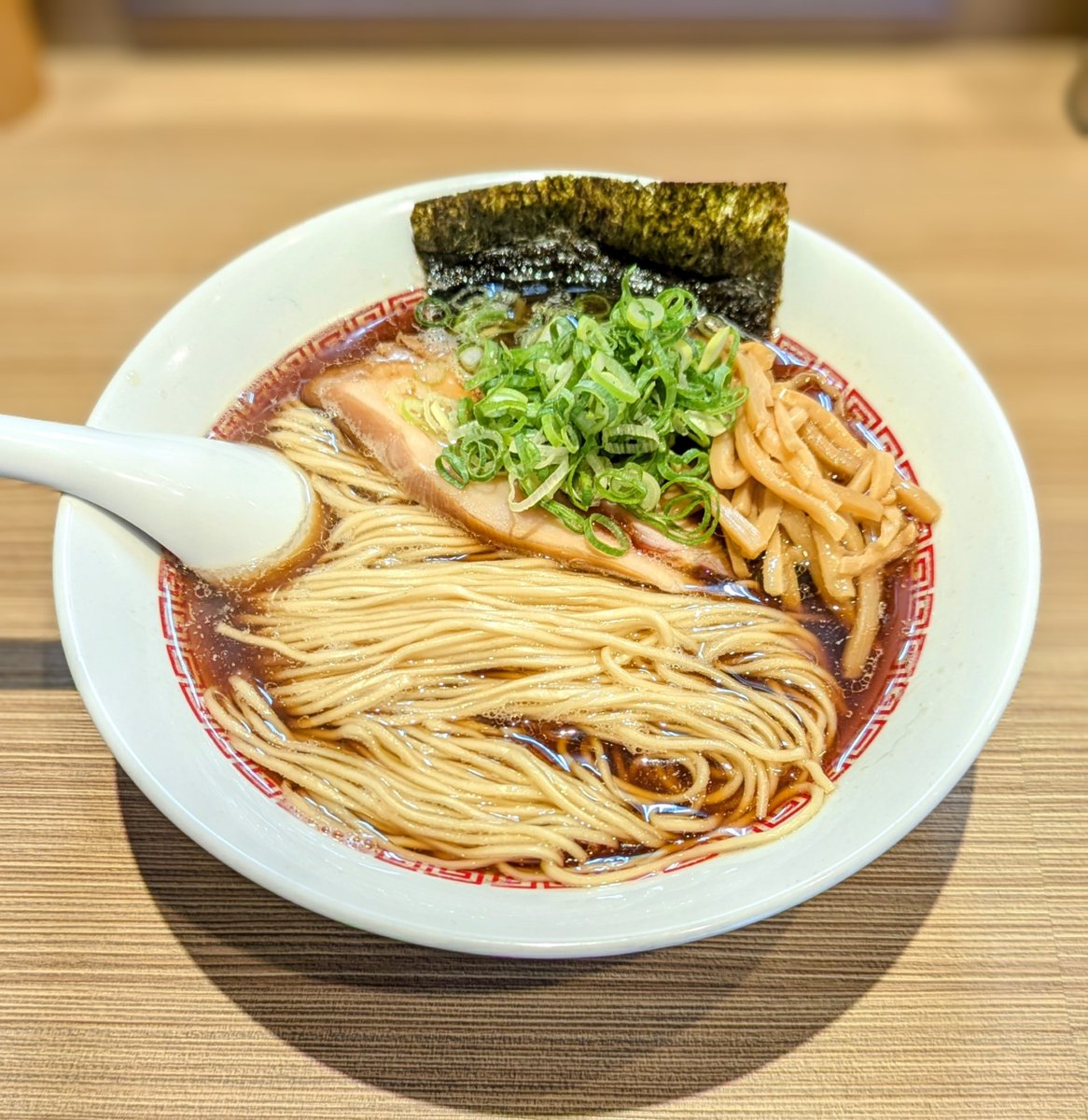 ike_mesi's tweet photo. #六感堂
#中華そば

池袋「六感堂」
最後まで飲み干したくなる醤油感、しっかりした出汁感、歯切れいい細麺、絶妙なバランスでめちゃくちゃ旨いです・・！
数年ぶりにレギュラーメニュー頼みましたが、明らかに昔より旨くなっています！
池袋で1・2を争うくらい旨い醤油ラーメンでした！

#中華蕎麦 https://t.co/VXjKINychU