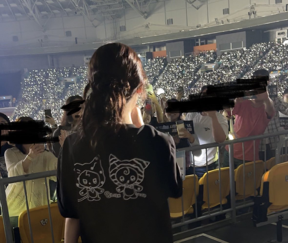 250914 아이유 팬밋업 ‘바이, 썸머’ 
IU “Bye, Summer” Fan Meet-Up Day 2

오늘 11구역 또는 12구역 21열에 앉아 계신다면 DM 주세요! 동영상을 보내드릴 수 있습니다.

#아이유 #IU #팬미팅 #fanmeeting