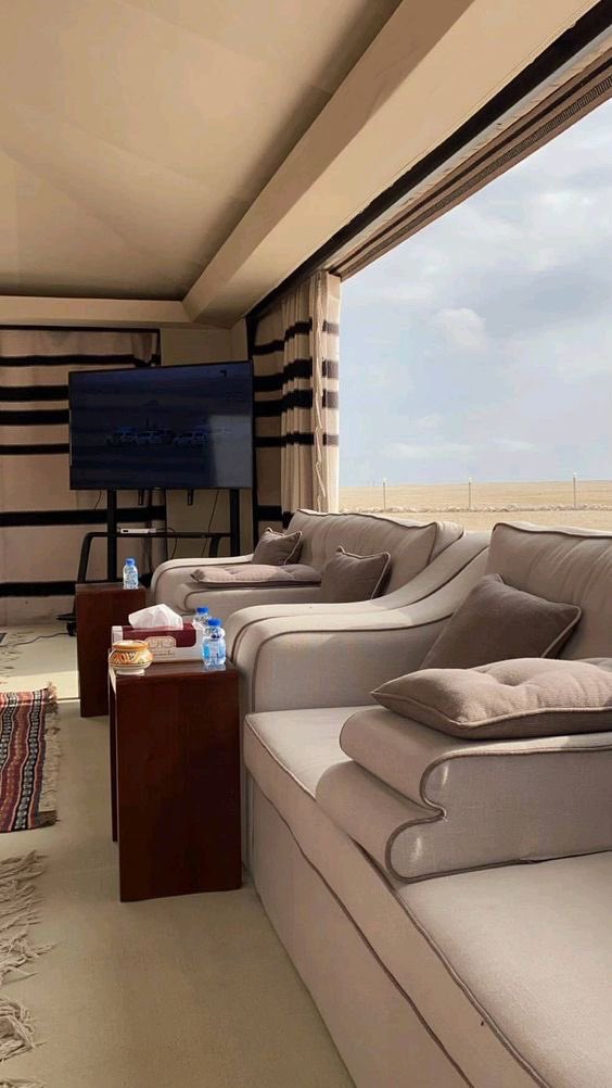 سمعة الرجال طوقٍ مثل طوق النجاه
ان حضر تكفيه و إن غاب تحما غيبته

-