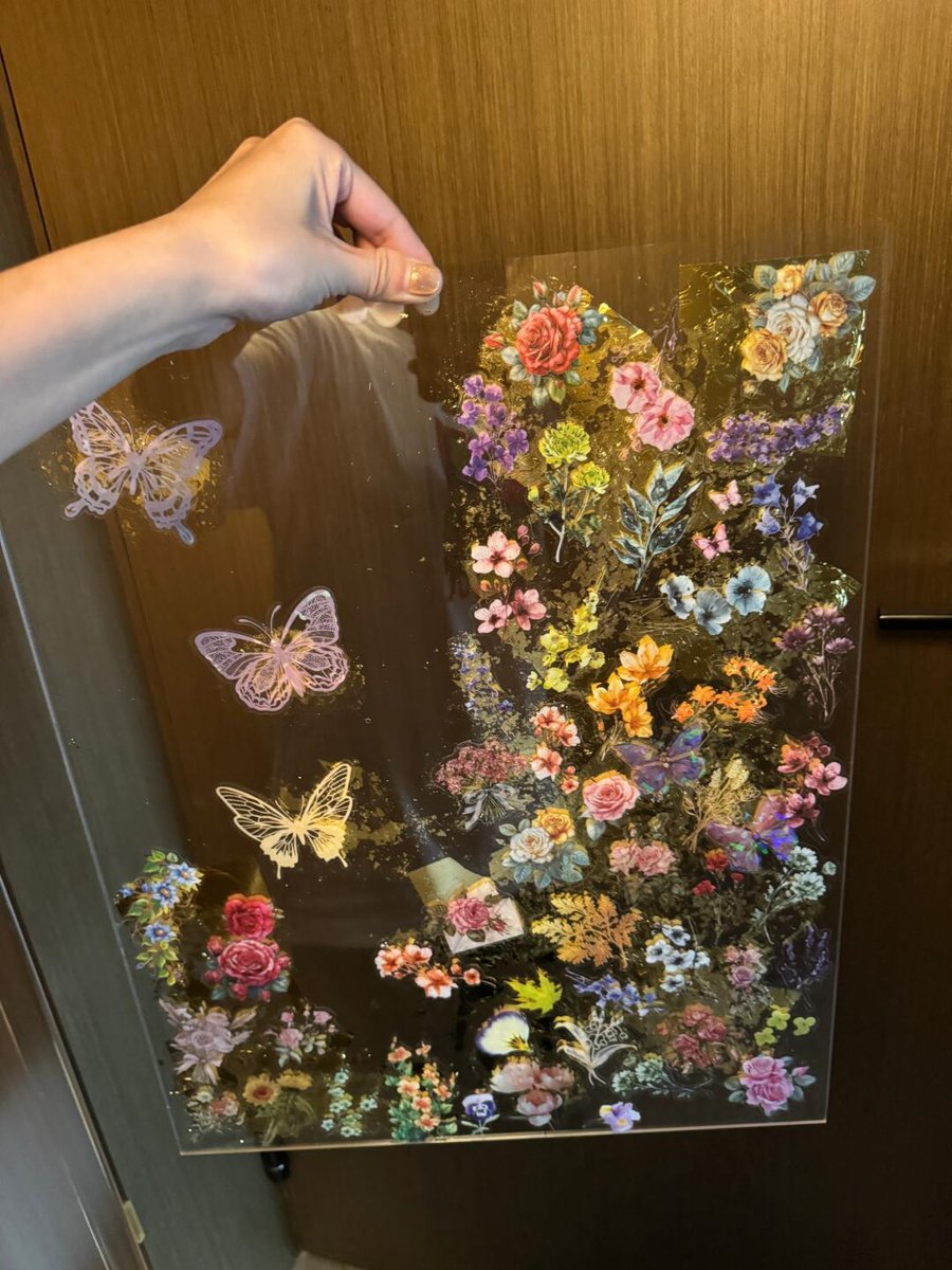 vdtbl21122359's tweet image. The charm of acrylic gold foil painting lies in the collision of the color of flowers and gold foil paper. The butterfly is flyingðŠðŠðŠ