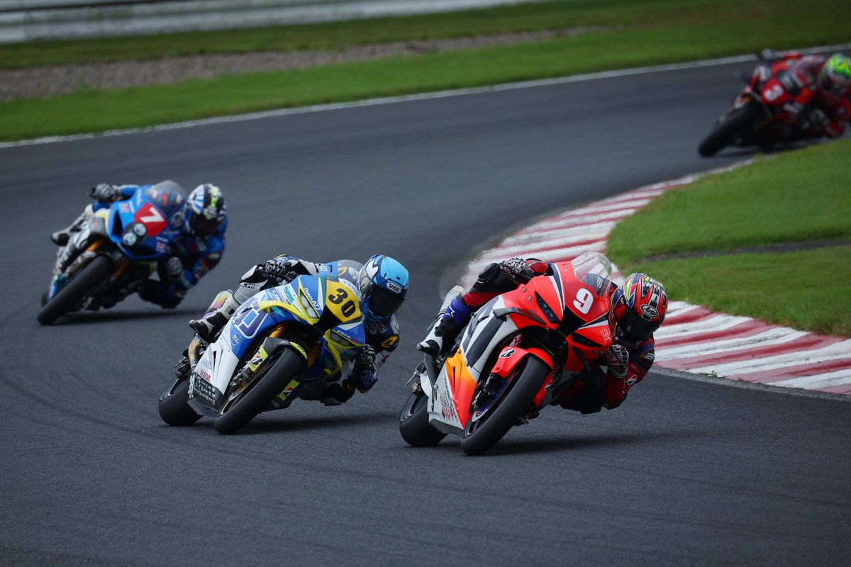 全日本オートポリス
race1  P5
race2  P3
レース1では最後に自分のミスで後退してしまったので、レース2で表彰台に乗れて素直に嬉しいです！
応援ありがとうございました！！