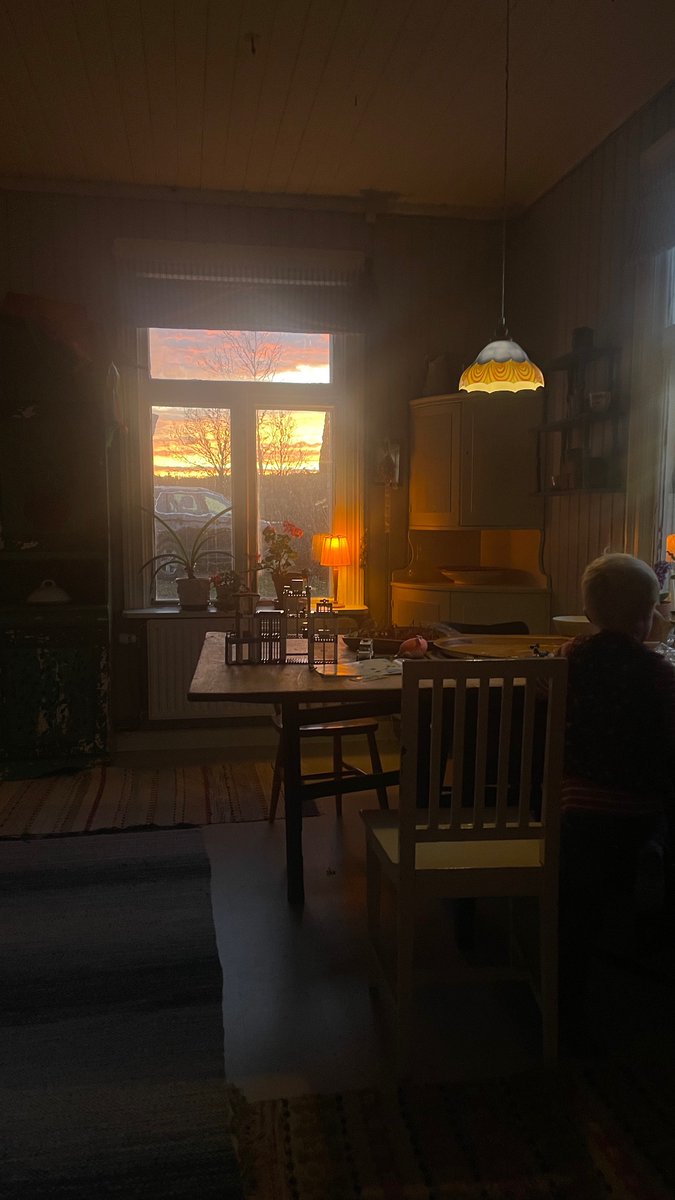 Gimle Kulturförening (@gimlek) on Twitter photo KURA SKYMNING
Att "kura skymning" är en gammal nordisk tradition. Traditionen kallas även för att ”sitta huk” och ”mörska kvällen”. Seden innebär att man stillsamt beskådar hur skymningen faller, helst utan tända ljus. I år skrevs kura skymning dessutom in i Sveriges förteckning KURA SKYMNING
Att "kura skymning" är en gammal nordisk tradition. Traditionen kallas även för att ”sitta huk” och ”mörska kvällen”. Seden innebär att man stillsamt beskådar hur skymningen faller, helst utan tända ljus. I år skrevs kura skymning dessutom in i Sveriges förteckning