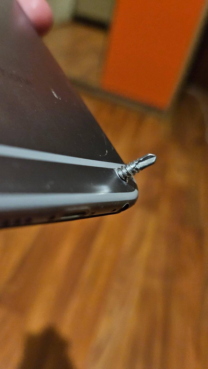 benim telefonun batarya şişti ikiye ayrıldı akıllı vidayla tutturdum kullanmaya devam amk