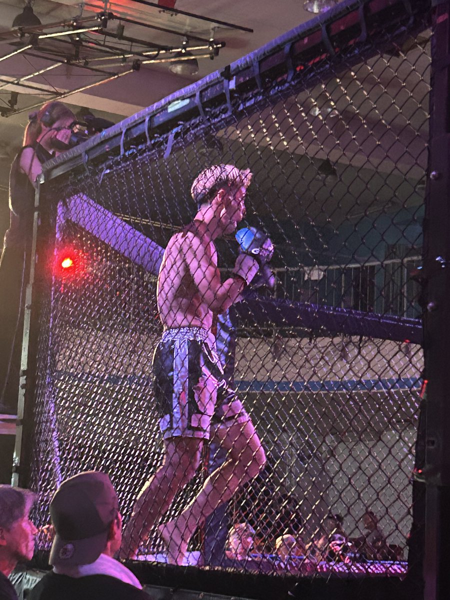 会社を辞めてキックボクサーになった窪山くんの試合を、1年ぶりに応援📣。スピードがアップした。集中をキープして、気持ちを全面に出して戦えた。これからも応援してます。まずは、ゆっくり休んでね。#窪山昂 #strike6