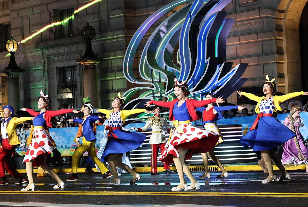 ChinaDaily's tweet photo. The 2025 #Shanghai #Tourism Festival brought color and energy to the Bund in Huangpu district with its spectacular float parade on Saturday night. Featuring 25 floats and 24 performance teams from around the world, the event celebrated culture, tourism and community. #FunChina https://t.co/B49LizJJy9