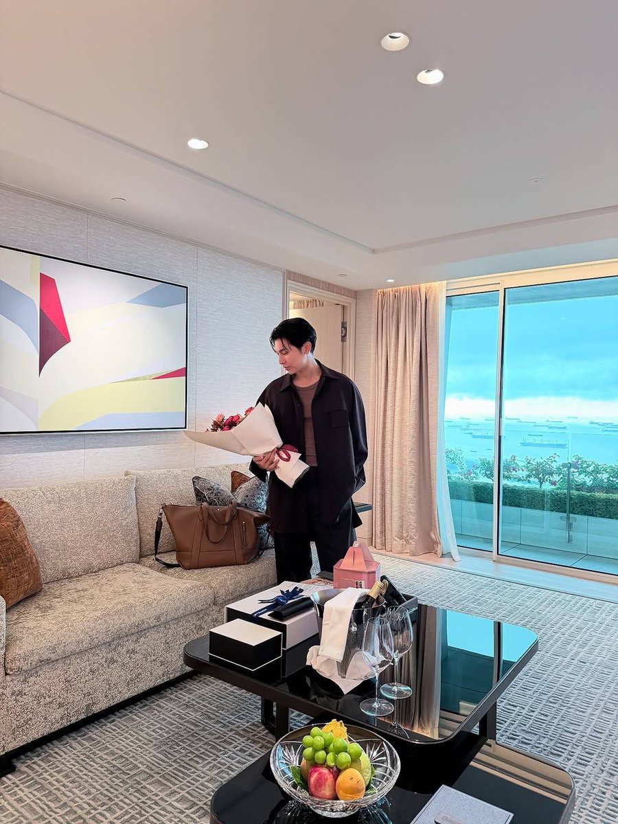 MssTrending's tweet photo. IG: MewSuppasit Update 📸

loving every moment ❤️🌹
@marinabaysands  @montblanc_world 

MEW OPENING MONTBLANCSG

#MontblancAtSGxMew 
#Montblanc 
#LetsWrite
#MewSuppasit #มิวศุภศิษฏ์ 
@MSuppasit https://t.co/4ePM3QlwcG