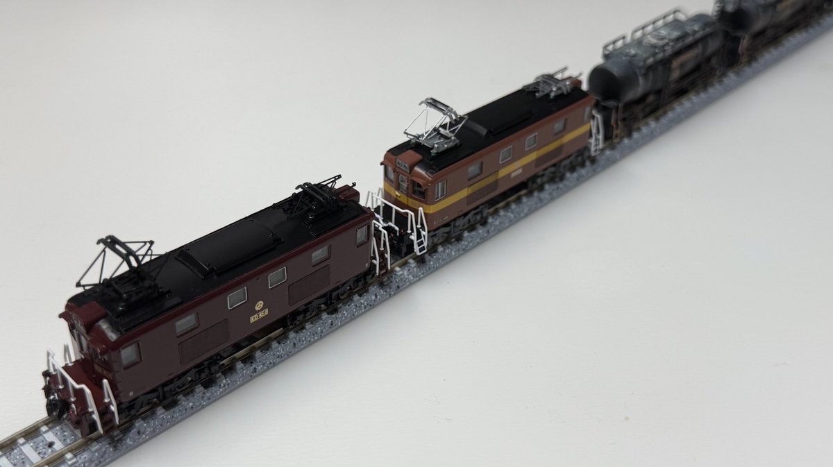 b20_modelling's tweet image. ㊗️完成🎊 M社製三岐鉄道ED45 1・3号機タイプとM・T社製タキ1900太平洋セメントです！今年3月に実車を見てから興味が爆発し、けーさんにアドバイスをいただきながら温めてきた中京貨物ネタ第1弾です👍 初めて貨車のウェザリングに挑戦してみましたが…想像より大変でした😇
#三岐鉄道
#ED45
#タキ1900