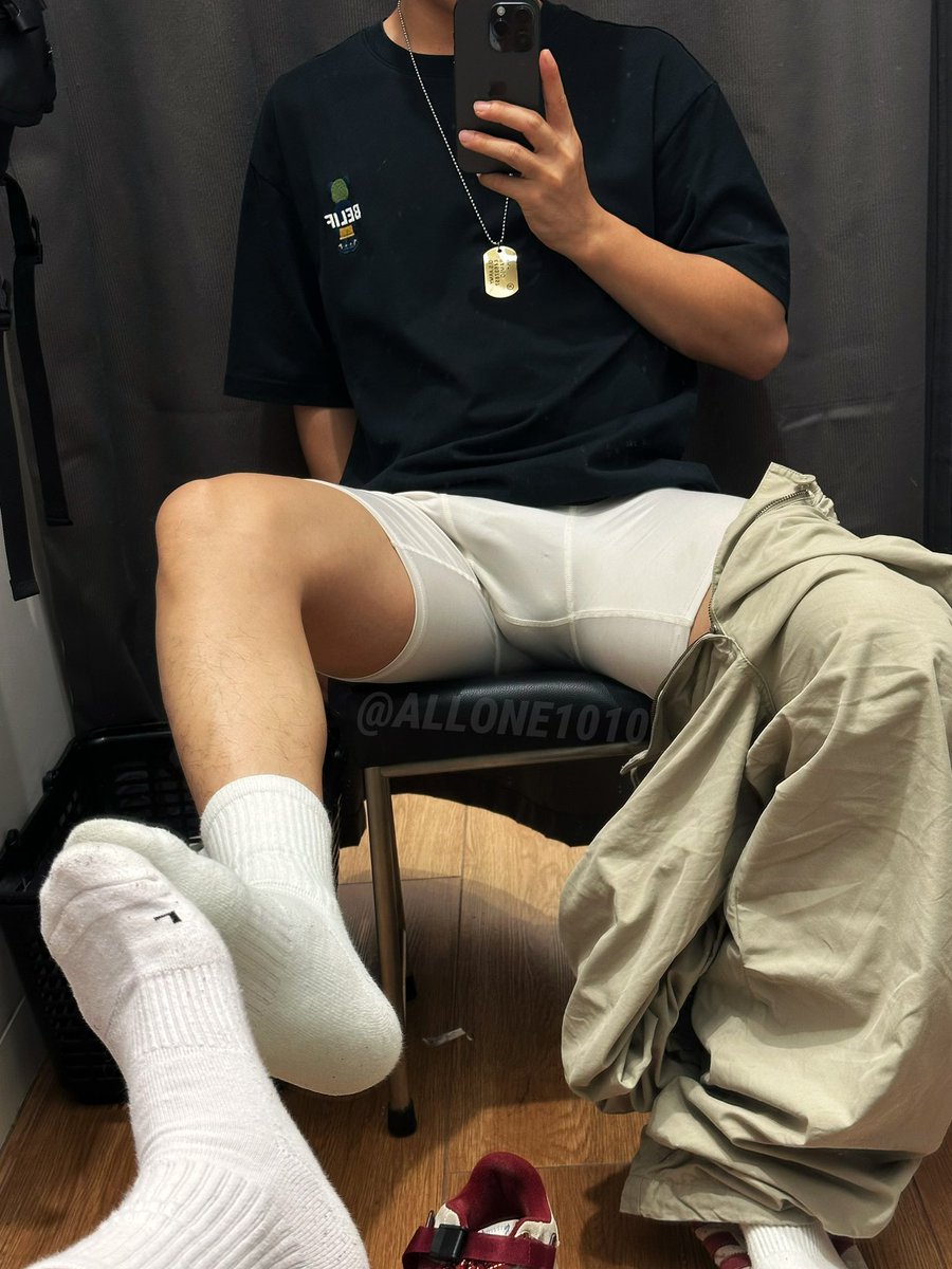 拍着拍着裤子湿了怎么办 😭 #上海 #体育生s  #白袜男大 #高弹 #试衣间