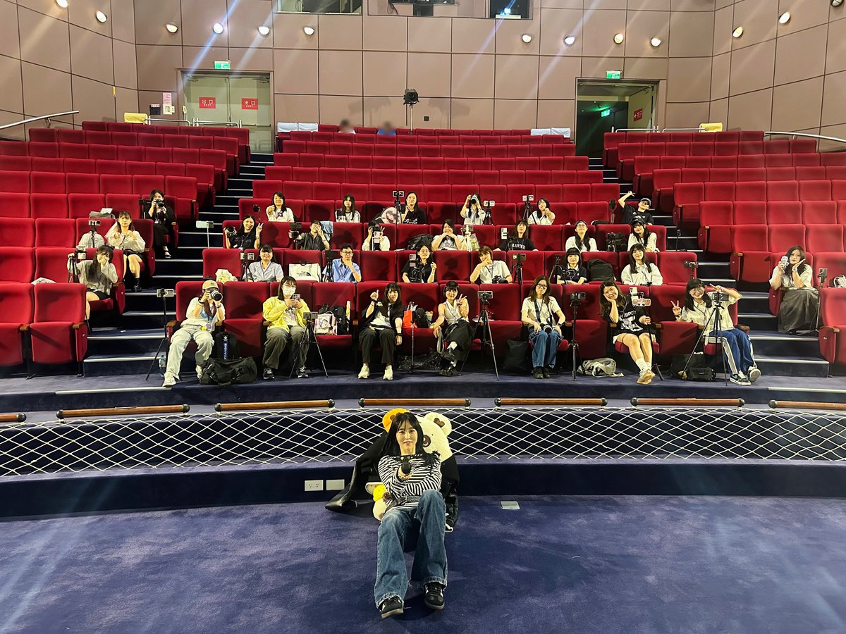 [#문별] 

4TH MINI ALBUM [laundri]
- KAOHSIUNG 팬사인회 완료 👻

별똥별과 함께하는 시간은
언제나 즐거운 것 같아요 🤣
이 즐거움 쭉쭉 이어가요 🎵

#마마무 #MoonByul #laundri 
#Goodbyes_and_Sad_Eyes