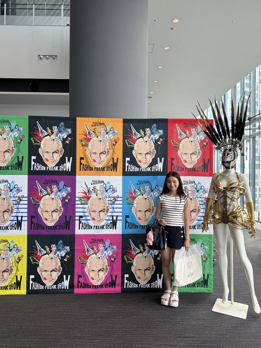 miuo0128's tweet photo. Jean Paul GAULTIER’s
『FASHION FREAK SHOW』へ✨
ゴルチェの人生の物語をファッションが繋いで表現していて、オートクチュールの衣装とかダンス、映像、演出…全部が刺激的で感動でした🥹💖 なんか人の美しさ、生きる楽しさも感じられるステージで、心に残りました✨
みんなにぜひ観てほしいです！ https://t.co/BMhQywb5hE