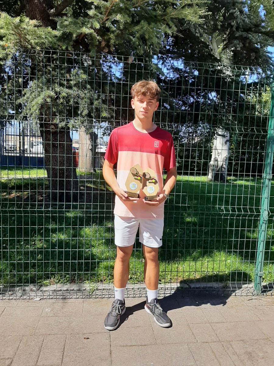 mostolestenis's tweet photo. Y siguen llegando buenos resultados de Fuenlabrada, esta vez ha sido el jugador junior del Club Móstoles Tenis Héctor Andrés Camara que se ha proclamado subcampeón junior y subcampeón Absoluto masculino del TORNEO FIESTAS CLUB TENIS FUENLABRADA XLIV.
Enhorabuena Héctor. https://t.co/zECUWyj3kE