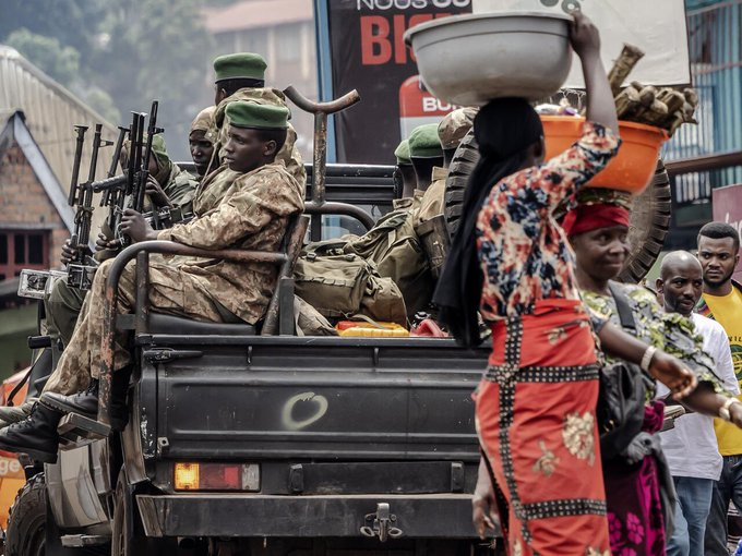 No sabemos quién ha hecho esta fotografía (¿lo sabe alguien?) pero, además de su calidad artística, refleja lo que es desde hace mucho el Este congoleño #RDC 
<a href="/BlaiseIrenge04/">Le Photographe de l'Est</a> <a href="/Ley_Uwera/">Ley Uwera</a> <a href="/CollectifGoma/">collectif Goma œil</a> <a href="/moses_sawasawa/">Moses Sawasawa</a> <a href="/ArletteBashizi/">Arlette BASHIZI</a> <a href="/YesicaFisch/">Yesica Fisch</a> <a href="/RUIDOPhoto/">RUIDO Photo</a> <a href="/PGarrigos/">Paco Garrigos</a> <a href="/rosamsoto/">Rosa Soto</a>