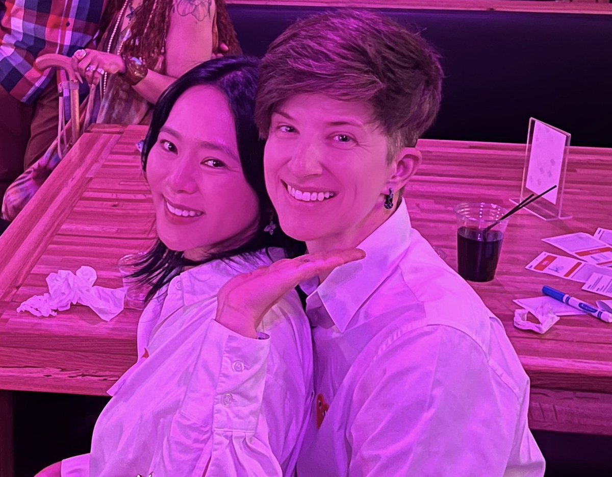 긴 글 주의😅
이번 여름, 아내의 고등학교 30주년 동창회에 함께 다녀왔다. 중·고 시절, 아내가 성소수자라는 이유로 어떤 아이들은 대놓고 괴롭혔고, 심지어 등 뒤에 침을 뱉는 아이도 있었다고 한다. 그럼에도 아내는 고등학교 최대 행사였던 홈커밍 파티에 여친과 함께 참석했고, 선생님께