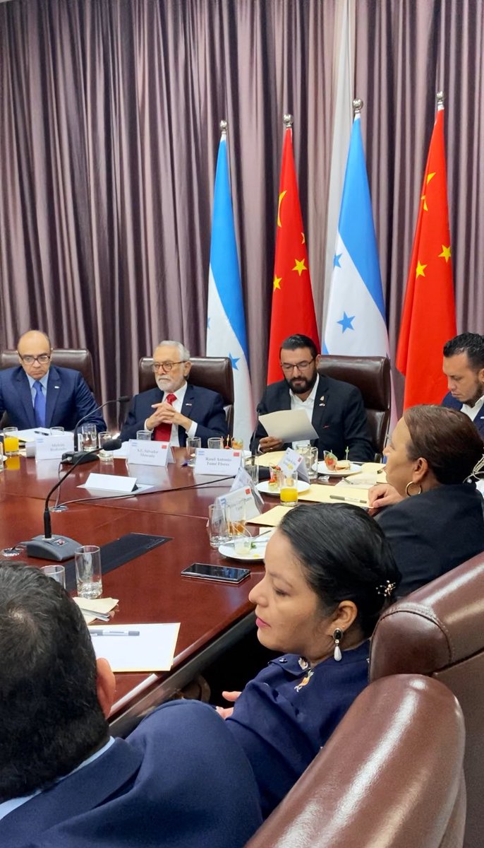 🤝El Embajador Moncada se reunió hoy con diputados del Congreso Nacional de diferentes partidos para proyectar el futuro de la asociación estratégica con China. Se exploraron las bases para el diseño de proyectos de inversión y desarrollo, tanto a corto como a largo plazo.