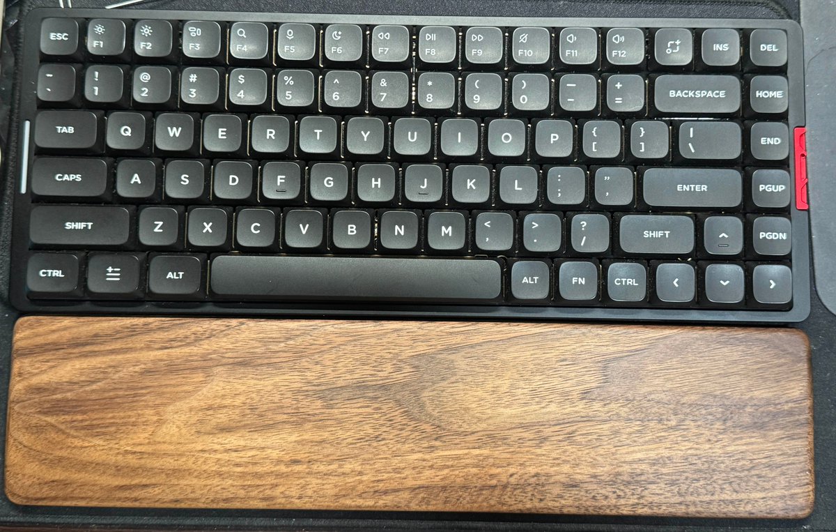 PPPSleepy_AI's tweet image. MQ80に合わせた自作リストレストできました！
夏休み中に間に合わなかったDIY、これにて完了！！
超疲れました。
#IQUNIX #MQ80