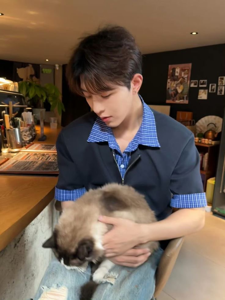 chiikawaiil's tweet image. qiuqiu is wearing the same shirt 🥹🥹