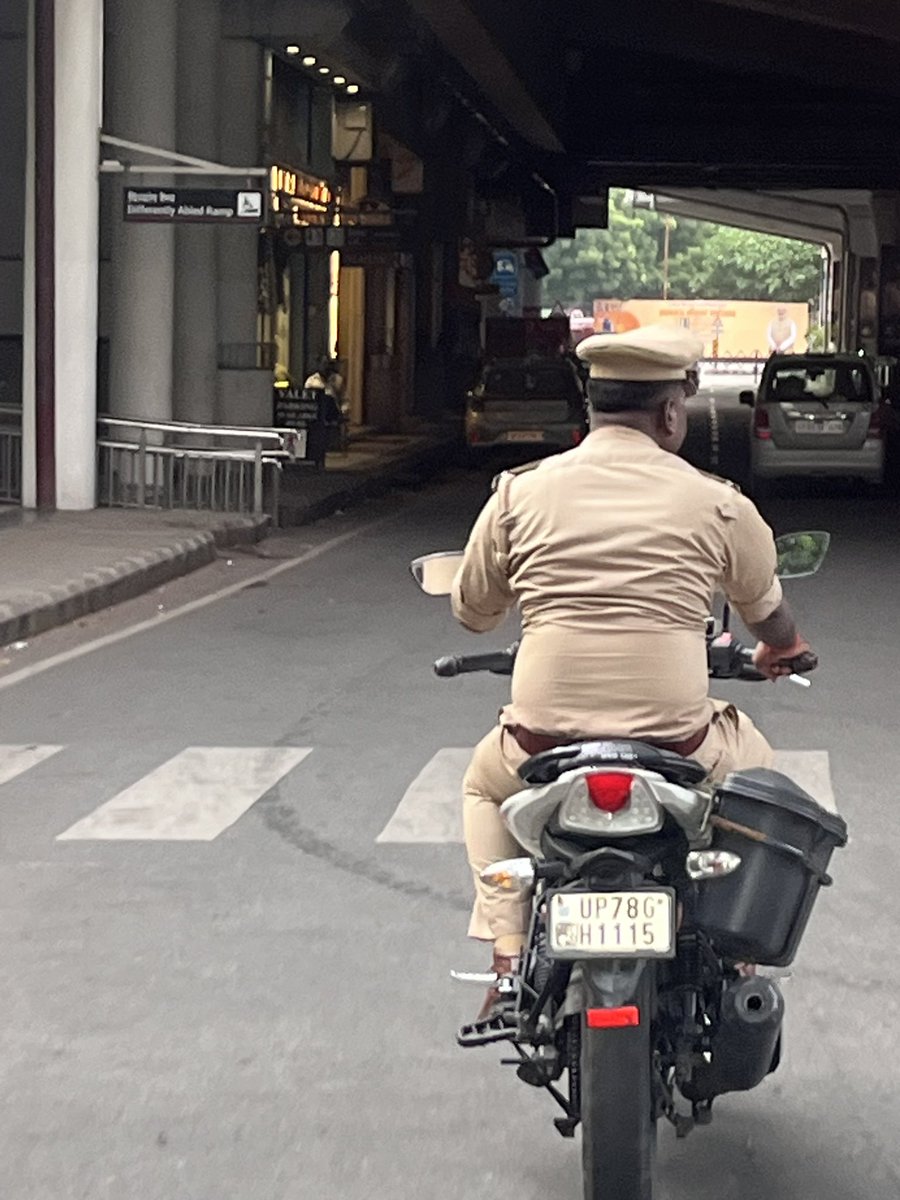 _P_Esquire's tweet photo. @lkopolice @dmlkconnect @dcpcentrallko @lucknowtraffic 
Traffic violation by law itself at Hazratganj @ 5:30 pm https://t.co/zn6mcaxTMs