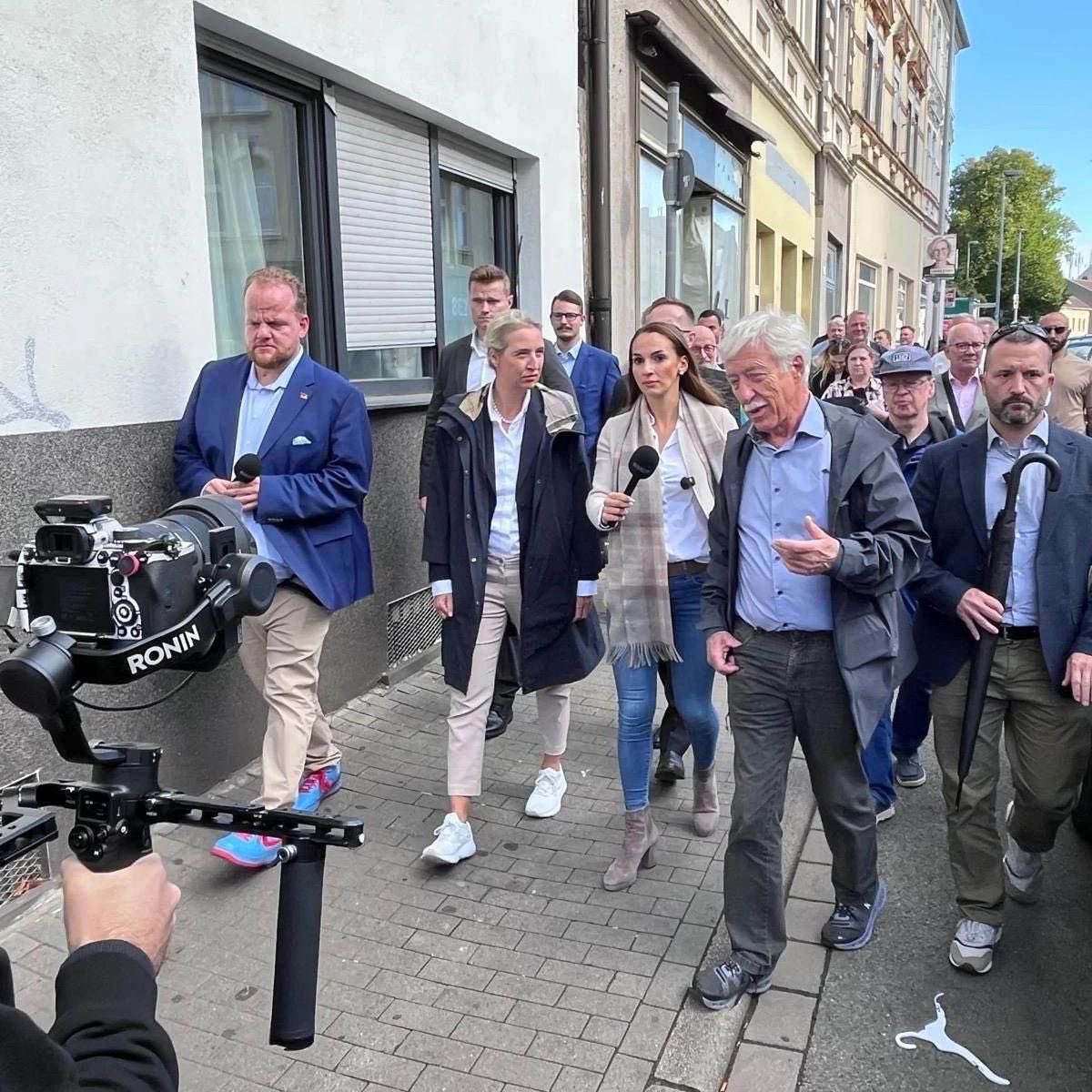 Wir sind gekommen, um zu verändern! 
Heute wird sich Eure fleißige Arbeit, Euer Schweiß, Euer Herzblut für unsere Sache und Euer Kampf für unsere Stadt auszahlen.
Ich habe so einen Einsatz und so eine Hingabe in so vielen Jahren Parteiarbeit noch nicht gesehen.#afd #Gelsenkirchen