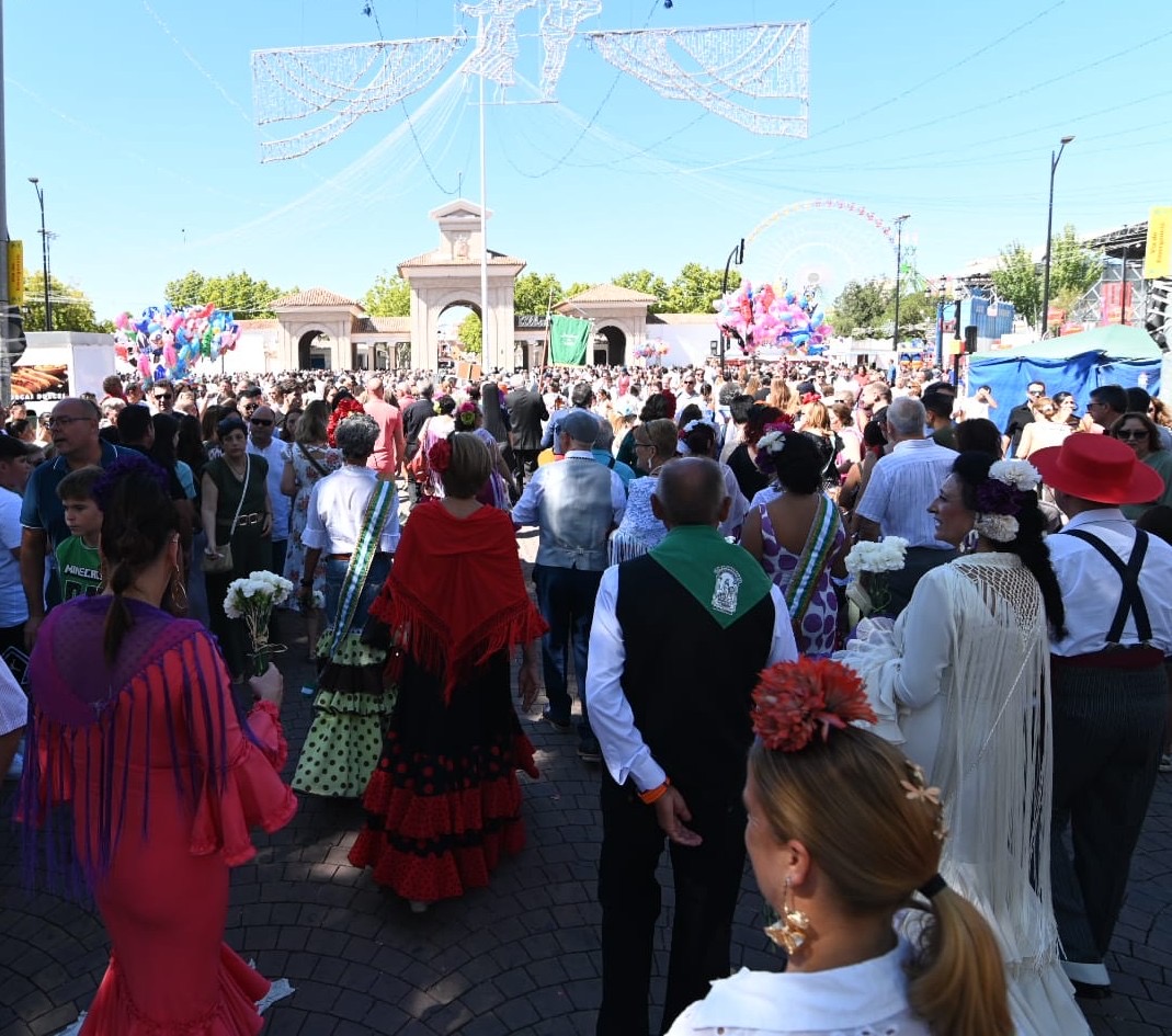 AytoAlbacete's tweet photo. Serrano celebra un “día histórico” en la Feria con récord de 430.000 asistentes 🎉🙌

El alcalde destacó que es la cifra más alta de la historia, superando los registros anteriores, y aseguró que la Feria es “un éxito en todos los sentidos”.
Señaló que ya han disfrutado de ella 2,3 millones de personas, consolidándola como “la feria de España” y un orgullo albaceteño.
Condenó enérgicamente la agresión sexual ocurrida, subrayando que los protocolos funcionaron: el presunto agresor fue detenido y la víctima atendida.
También recordó que se activó el protocolo de movilidad para garantizar la seguridad en el Recinto Ferial.