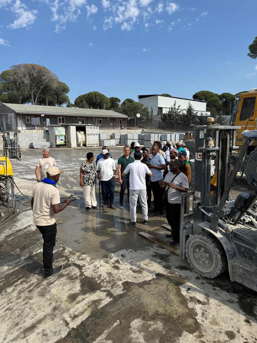 fathilhan's tweet photo. 2–12 Eylül 2025 tarihleri arasında, Tanzanya'dan  Madencilik Alanında resmi ve özel katılımcılardan olaşan 30 kişilik bir grubu  Türkiye'de ağırladık. 

Program kapsamında heyetle birlikte önce İzmir Madencilik Fuarı’na katıldık. Ardından kara yoluyla İstanbul’a dönüş yolunda, güzergâh üzerinde yer alan granit ve altın madenlerine saha ziyaretleri akabinde ise Kuyumcukent , İstanbul Altın Rafinerisi ,Türkiye İhracatçılar meclisi , Türkiye Madenciler Derneği , MTA(IC)  ,TRT Afrika'ya  ziyaretlerde bulunduk. 
Türkiye-Tanzanya arasında işbirliklerini geliştirebilmek adına gayretlerimiz devam ediyor.