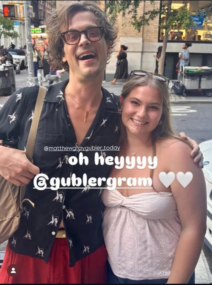 HE’S WEARING THE NECKLACE FROM HORSEGIRL IM SCREAMING OH MY GODDDDD